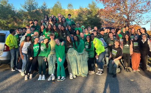 Seniors gather for a portrait in their class color.